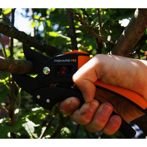 Секатор контактний Fiskars з храповим механізмом Р83 (1000575)