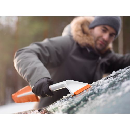 Автомобільна щітка та скребок Fiskars SnowXpert™ (1019352)