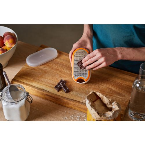 Тертка з контейнером Fiskars Functional Form (1019530)